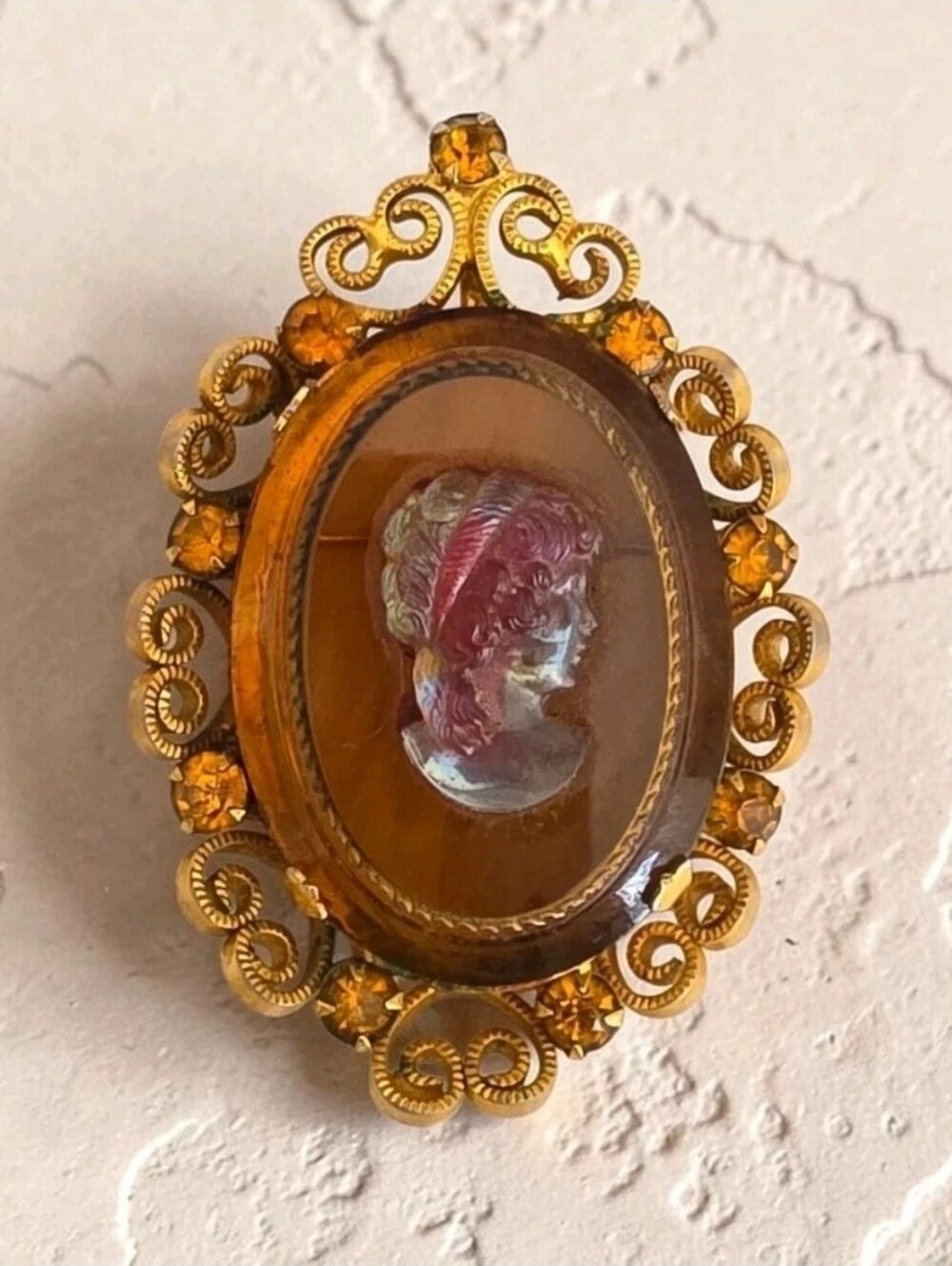 Vintage Celebrity N.Y. Juliana D&E Iridescent Cameo Brooch Pendant Amber Glass